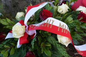 na zdjęciu wieniec kwiat&oacute;w od prezydent Aleksandry Kosiorek