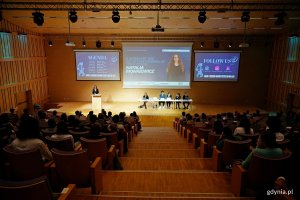Uczestnicy konferencji TriMUN 2026 zgromadzeni w ali audytoryjnej Pomorskiego Parku Naukowo-Technologicznego Gdynia 