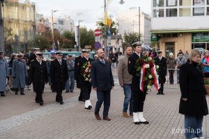 Wiceprzewodniczący Rady Miasta Gdyni Ireneusz Trojanowicz i radny Łukasz Strzałkowski składają kwiaty pod pomnikiem Jana Pawła II