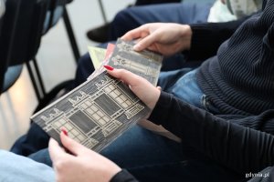 Światowy Tydzień Przedsiębiorczości 2025 w ZSA-E w Gdyni, na zdjęciu gdyński grafik Jan Rutka (fot. Katarzyna Balcerzak)