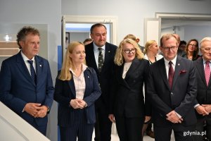 Otwarcie nowej pracowni tomografii komputerowej w CMMiT w Gdyni. Na zdjęciu widoczni: Jacek Karnowski, wiceminister funduszy i polityki regionalnej, Jolanta Sobierańska-Grenda, ministra zdrowia, Tomasz Augustyniak, wiceprezydent Gdyni, prof. dr hab. Edyta Szurowska, konsultant krajowy w dziedzinie radiologii i diagnostyki obrazowej oraz prof. Michał Markuszewski, rektor Gdańskiego Uniwersytetu Medycznego (fot. Łukasz Kamasz)