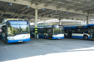 Widziane od frontu trolejbusy ustawione pod dachem w bazie PKT