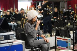 Natalia Szroeder z orkiestrą podczas pr&oacute;by koncertu w warszawskim studiu nagrań