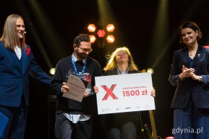 Gala finałowa X edycji Przeglądu Teatrów Amatorskich „Kurtyna” w gdyńskim Małym Kacku. Na scenie m.in. laureaci jednej z nagród, przedstawiciele stowarzyszenia KACK i Katarzyna Gruszecka-Spychała (fot. Paweł Budziński)