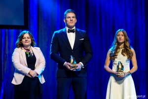 XXVII Gala Gdyńskiego Sportu w Teatrze Muzycznym w Gdyni. Z lewej prezydent Gdyni Aleksandra Kosiorek, obok Jakub Sordyl i Antonina Puchowska, Sportowcy Roku 2025 (fot. Gdyńskie Centrum Sportu)