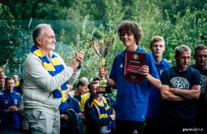 X Spotkanie Międzypokoleniowe na Górce - prezydent Gdyni Wojciech Szczurek wręcza pamiątkowe trofea młodym zawodnikom SI Arki Gdynia / fot. Agnieszka Modelska