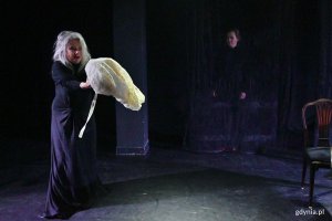 Urszula Kowalska i Marta Jaszewska w spektaklu &bdquo;ONA. Rekonstrukcja&rdquo; w Teatrze Gdynia Gł&oacute;wna 
