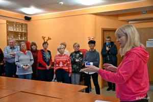 Bożena Zglińska, dyrektor Centrum Aktywności Seniora, podczas odprawy z wolontariuszami przed pakowaniem świątecznych paczek