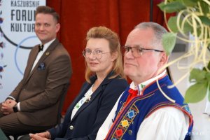 Na zdjęciu prezes ZKP o/Gdynia Adam Labuhn, prezes ZKP Bożena Ugowska oraz członek ZKP o/Gdynia Franciszek Gurski (fot. Karolina Szypelt) 
