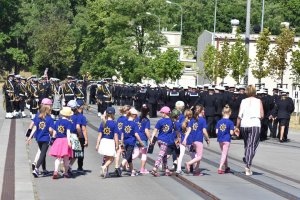 Ostatnie opuszczenie bandery na okręcie podwodnym ORP Sokół // fot. Lechosław Dzierżak