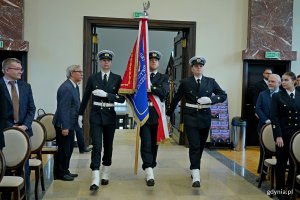 Poczet sztandarowy wprowadzający sztandar uczelni podczas obchodów święta Uniwersytetu Morskiego