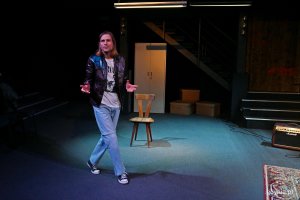 Jacek Bała podczas pr&oacute;by monodramu &bdquo;Dream, czyli jak nie zostałem Kurtem Cobainem&rdquo; w Teatrze Miejskim 