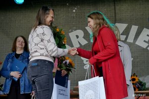 Hanna Niedźwiecka-Pasternak &ndash; zastępca naczelnika Wydziału Ogrodnika Miasta wręczająca nagrodę jednej z uczestniczek konkursu &bdquo;Gdynia w kwiatach&rdquo;