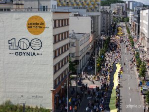 Przemarsz ulicami Gdyni ze stumetrową flagą kaszubską