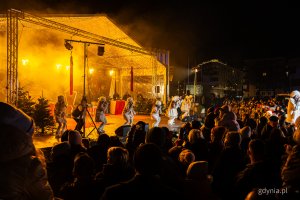 Występy wokalistów z Młodzieżowego Domu Kultury w Gdyni podczas gdyńskich mikołajek na placu Grunwaldzkim (fot. Kamil Złoch)