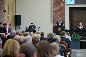prof. dr hab. inż. kpt. ż.w. Adam Weintrit, rektor Uniwersytetu Morskiego w Gdyni, przemawiający podczas posiedzenia senatu uczelni z okazji 106. rocznicy utworzenia Uniwersytetu Morskiego