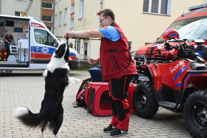 Ratownik z czarno-białym psem