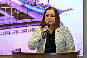 Prezydent Gdyni Aleksandra Kosiorek przemawiająca podczas konferencji ws. przyznania Tr&oacute;jmiastu tytułu Best of the World 2027 