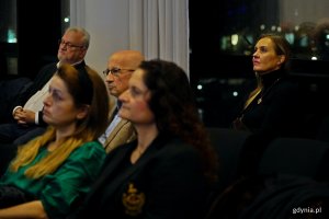 Sławomir Kitowski, Piotr Łyszkiewicz, Marta Frej oraz posłanka Dorota Arciszewska-Mielewczyk z asystentką podczas spotkania Komitetu Honorowego Obchodów 100-lecia Gdyni 