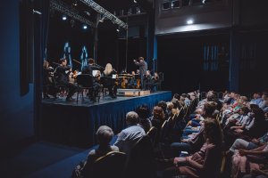 Piątkowy koncert w sali koncertowej Portu Gdynia - Orkiestra Symfoniczna Filharmonii Bałtyckiej pod batutą Massimiliano Caldiego oraz z Magdaleną Bojanowicz na wiolonczeli, fot. Tomasz Kamiński