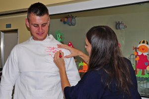 Wiceprezydent Gdyni Katarzyna Gruszecka-Spychała oraz gwiazdy kina odwiedziły dzieci w gdyńskim szpitalu, fot. Michał Kowalski