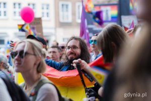 Uczestnicy 11. Tr&oacute;jmiejskiego Marszu R&oacute;wności z flagami w rękach