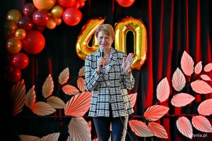 Jolanta Kasperek-Sut &ndash; była dyrektorka Szkoły Podstawowej nr 49 w Gdyni przemawiająca podczas uroczystości z okazji jubileuszu 40-lecia Szkoły Podstawowej nr 49 dla Dzieci Niedosłyszących