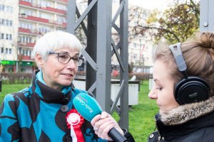 Biało-czerwone flagi trafiły do gdynian // fot. Mateusz Skowronek