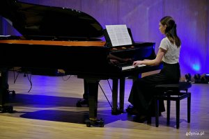 Uczennica Szkoły Muzycznej I i II stopnia im. Z. Noskowskiego w Gdyni występująca podczas koncertu &bdquo;Muzyczny portret Gdyni&rdquo; 