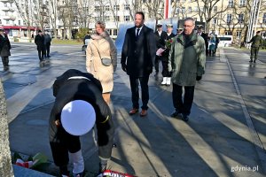 Delegacja gdyńskich samorządowców składa kwiaty przed pomnikiem Armii Krajowej na skwerze Kościuszki z okazji 81. rocznicy utworzenia AK. Od lewej: radna Elżbieta Raczyńska, wiceprezydent Marek Łucyk i radny Zenon Roda // fot. Magdalena Czernek