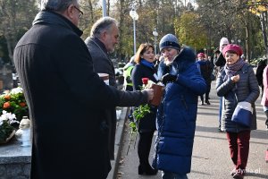 Na cmentarzu witomińskim kwestowali m.in. prezydent Wojciech Szczurek i radna Anna Szpajer // fot. Michał Puszczewicz