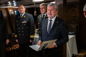 Prof. dr hab. inż. Andrzej Makowski. Wręczenie pierwszej statuetki &ndash; nagrody im. komandora Macieja Janiaka na pokładzie ORP &bdquo;Błyskawica&rdquo; (fot. Kamil Złoch)