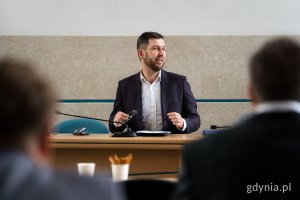 mec. Marcin Zawisza – przewodniczący rady i koordynator radców prawnych w Urzędzie Miasta Gdyni podczas pierwszego posiedzenia Rady ds. Mężczyzn w Gdyni 