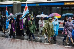 Uczestnicy 37. Gdyńskiej Pieszej Pielgrzymki na Jasną Górę idą jedną z gdyńskich ulic // fot. Karol Stańczak