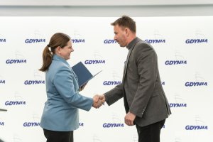 Na zdjęciu: Aleksandra Kosiorek, prezydent Gdyni i Marcin Gruchała, przewodniczący Rady Nadzorczej Arki Gdynia (fot. Paweł Budziński)