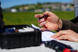 Obrączkowanie młodych sokołów z komina elektrociepłowni w Gdyni, fot. Kamil Złoch