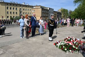 Złożenie wieńca pod pomnikiem Konstytucji 3 Maja przez przedstawicieli Gdyńskiego Dialogu (fot. Magdalena Starnawska)