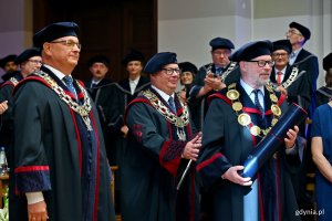 Prof. Gregory A. Worrell (na środku) wraz z prof. dr hab. inż. Krzysztofem Wildem &ndash; rektorem Politechniki Gdańskiej i prof. Dariuszem Mikielewiczem &ndash; prorektorem ds. nauki Politechniki Gdańskiej podczas uroczystości nadania tytułu doktora honoris causa