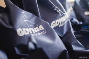 Gotowe paczki spakowane w Centrum Aktywności Seniora. Na zdjęciu widać fragmenty granatowych toreb z logo Gdyni, do których włożono produkty spożywcze // fot. Kamil Złoch