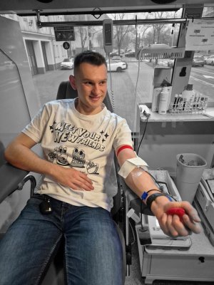 Mężczyzna w białej koszulce oddaje krew