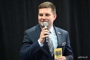 Wiceprezydent Gdyni  Maciej Zielonka podczas dekoracji zawodniczek (fot. Michał Puszczewicz)