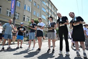 Podczas Kulinarnej Świętojańskiej nie zabrakło kluczowego punktu programu - Biegu Kelner&oacute;w. Na zdjęciu uczestnicy kategorii Profesjonaliści 