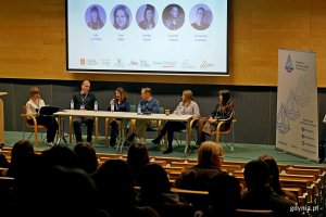 Debatę &bdquo;Poza schematami&rdquo; poprowadziła Zuzanna Rybikowska &ndash; przewodnicząca Młodzieżowej Rady Miasta, a na jej pytania odpowiadali (od lewej): Tymoteusz Drzeżdżon, Monika Rudnik, Krzysztof Tokarski, Ewa Bielak i Julia Tymańska 