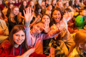 Machające dzieci na Finale Og&oacute;lnopolskim Odysei Umysłu w Polsat Plus Arenie Gdynia