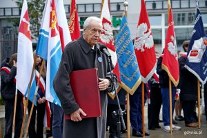Andrzej Krajniak, prezes stowarzyszenia Gdynian Wysiedlonych, przemawiający podczas uroczystości upamiętniających 86. rocznicę pierwszych wysiedleń gdynian 