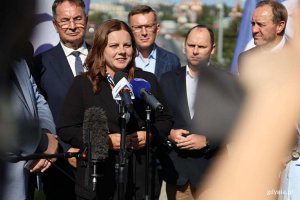 Prezydent Gdyni Aleksandra Kosiorek podczas briefingu na Estakadzie Kwiatkowskiego (fot. Kamil Złoch)