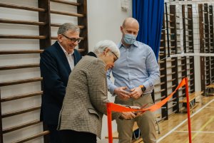 Joanna Zielińska, przewodnicząca Rady Miasta Gdyni przecina wstęgę // fot. Filip Śmigielski