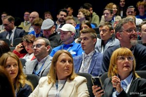 Uczestnicy Europejskiego Forum Młodych Lider&oacute;w podczas ceremonii otwarcia w Gdyńskim Centrum Filmowym 