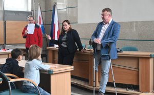 Kobieta w ciemnym kostiumie i mężczyzna w garniturze