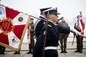 Maszerują marynarze ze sztandarem.